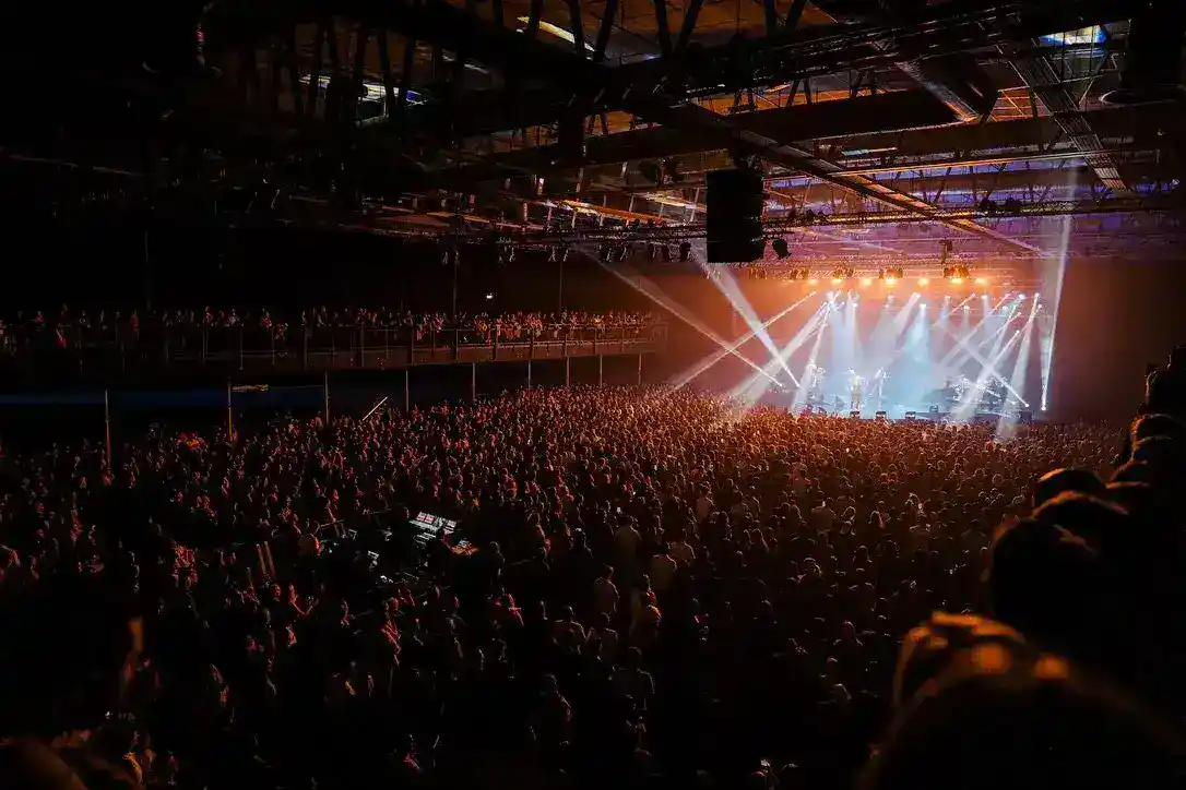 Balkan konsert publik dansar och firar vid Kaponi Live evenemang